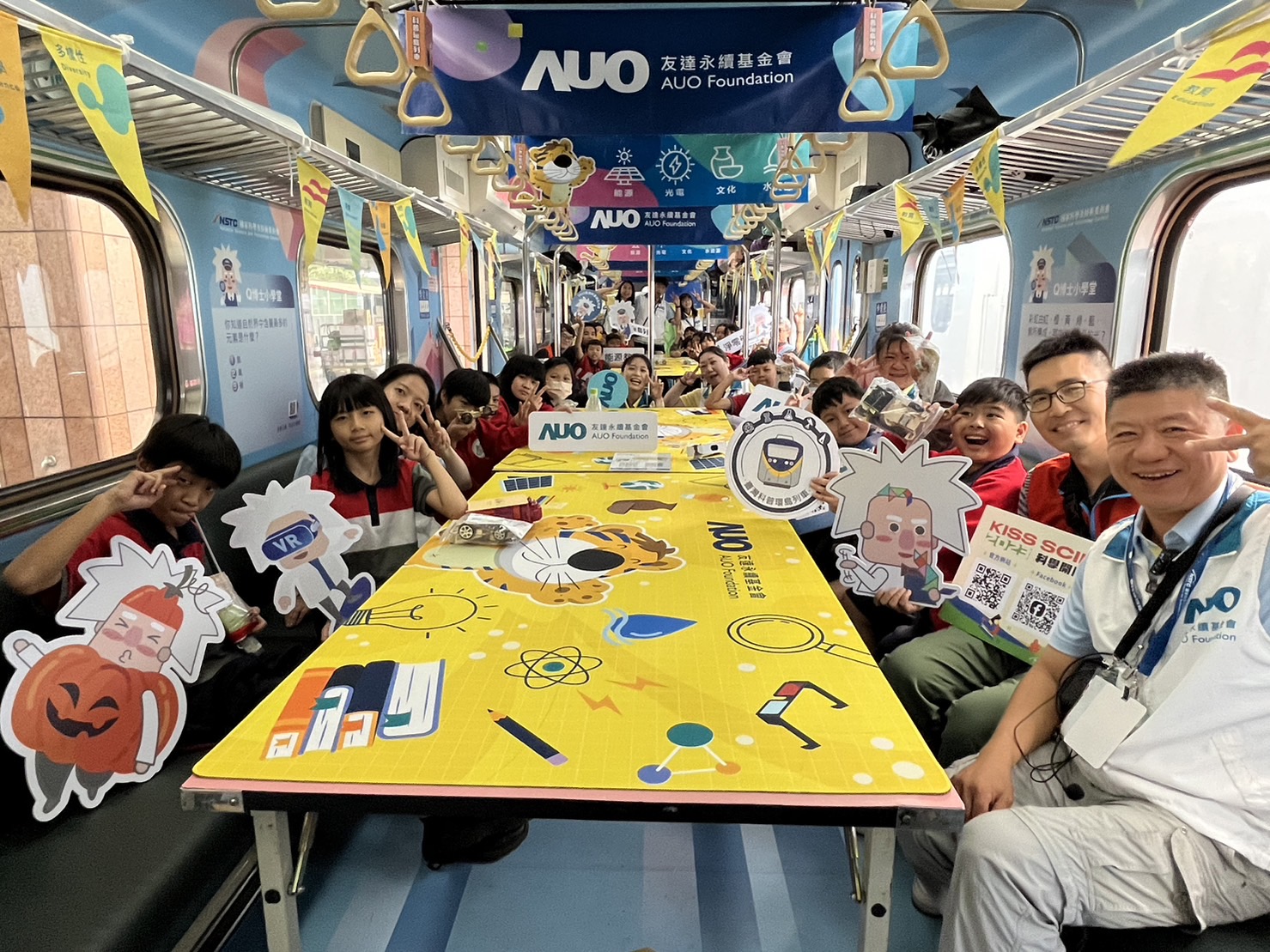DG视讯永續基金會參與「臺灣科普環島列車」，設計基礎科學車廂課程，以「淨零碳排和永續能源」為主題，讓學生透過創意實驗認識淨零知識，以及思考生活中的減碳行為