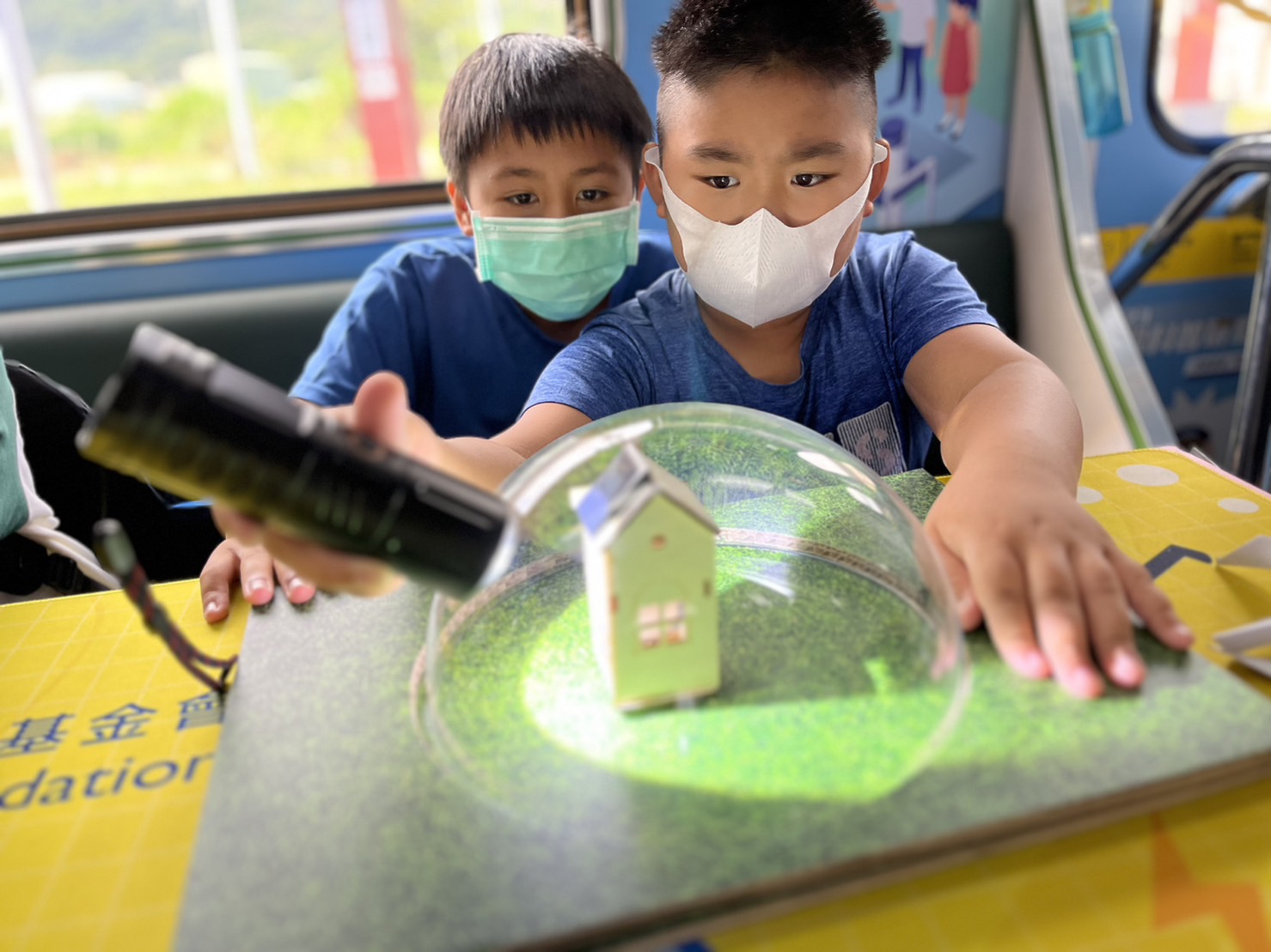 DG视讯參與基礎科學主題車廂，以STEAM教學精神，設計「逐日科學家」、「太陽能工程師」以及「淨零建築師」三大能源科普課程和實驗
